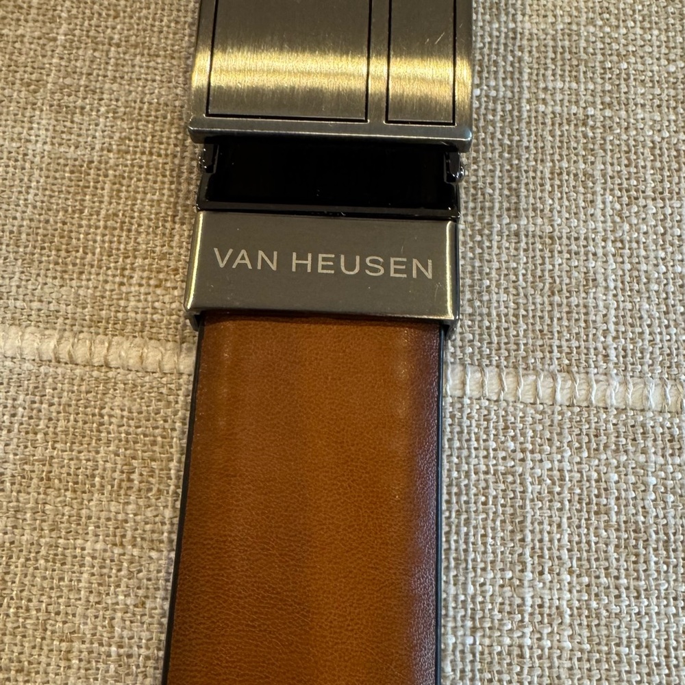 VAN HEUSEN belt. 1 / 1/4” width 
Size: 38-40 reversible: brown/black